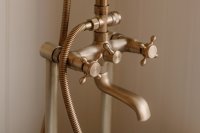 Messing is uit, chroom neemt je interieur over